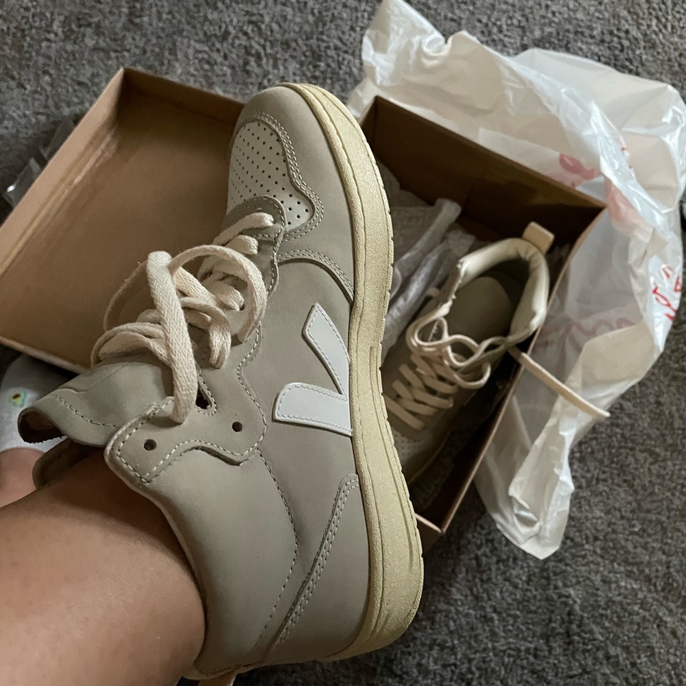 NWOB Veja High Top Sneakers Size 7
